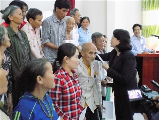 Vice President visits flood victims - ảnh 1